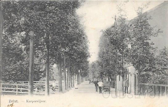 Het Slot en omgeving0013, Karpervijver. 1904.jpg - Karpervijver (Achter de Tuintjes). Gezicht vanaf de Lageweg, richting Zinzendorferlaan.Rechts Karpervijver nr. 8 en 10, was een fabriek van Hofleveranciers Kraepelien & Holm en de fabriek was één van de oudste geneesmiddelenfabriek in Zeist.  Directeur-scheikundige Dr. F. Holm exploiteerde in vroegere jaren uitsluitend de apotheek op ’t Broederplijn, welke zich langer dan 100 jaren in ’t bezit der zelfde familie bevond. Van 1864 tot 1960 was het hier gevestigd tot dat de bouw van een nieuwe fabriek voor drop en medicinale artikelen in Oosterwolde Friesland klaar was dit vanwege ruimte gebrek in Zeist. Opname van 1904.